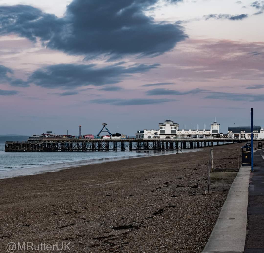 MRutterUK's tweet photo. “Life is getting up an hour early to live an hour more

26/05/21

#southsea #portsmouth #morning #sky #clouds #photo #photography #fujifilm #fujifilmphotography https://t.co/iYEzy2a3eX