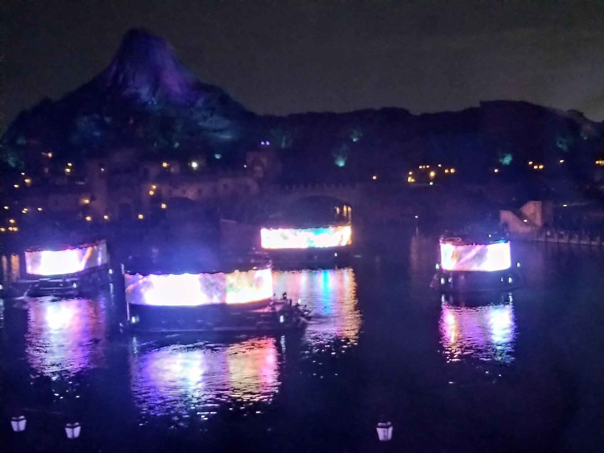 リゼリア Ridill ディズニーシーでリハーサルやってるみたいで珍しいのみた 関係なさそうな映像流れてたからモニターで目隠しして後ろで練習してるのかな T Co I2wss4vm Twitter