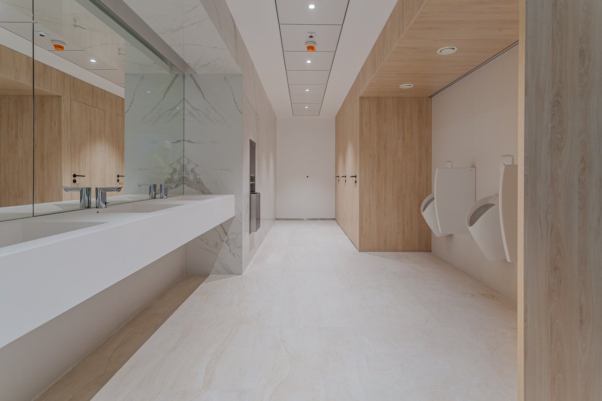 DesignVertical's tweet image. Pentru o importantă clădire de birouri din centrul capitalei, echipa #VerticalDesign a îmbinat eleganța și design-ul minimalist în cadrul compartimentărilor sanitare, adaptându-le cu succes la toate cerințele proiectului. 😊
#design #innovation #designthinking  #projectmanagment