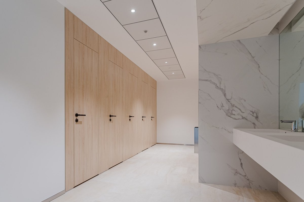 DesignVertical's tweet image. Pentru o importantă clădire de birouri din centrul capitalei, echipa #VerticalDesign a îmbinat eleganța și design-ul minimalist în cadrul compartimentărilor sanitare, adaptându-le cu succes la toate cerințele proiectului. 😊
#design #innovation #designthinking  #projectmanagment