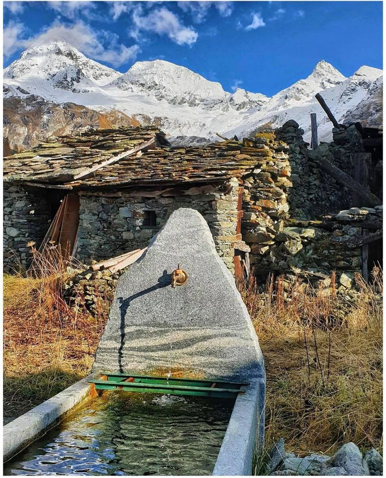 Valle_dAosta's tweet photo. Scorcio del villaggio di #Cheneil a #Valtournenche nella valle del #Cervino 🏔️
Ci siete già stati? 
📷 Massimo La Terra

#26maggio #VisitValledAosta https://t.co/Vietil5DQl