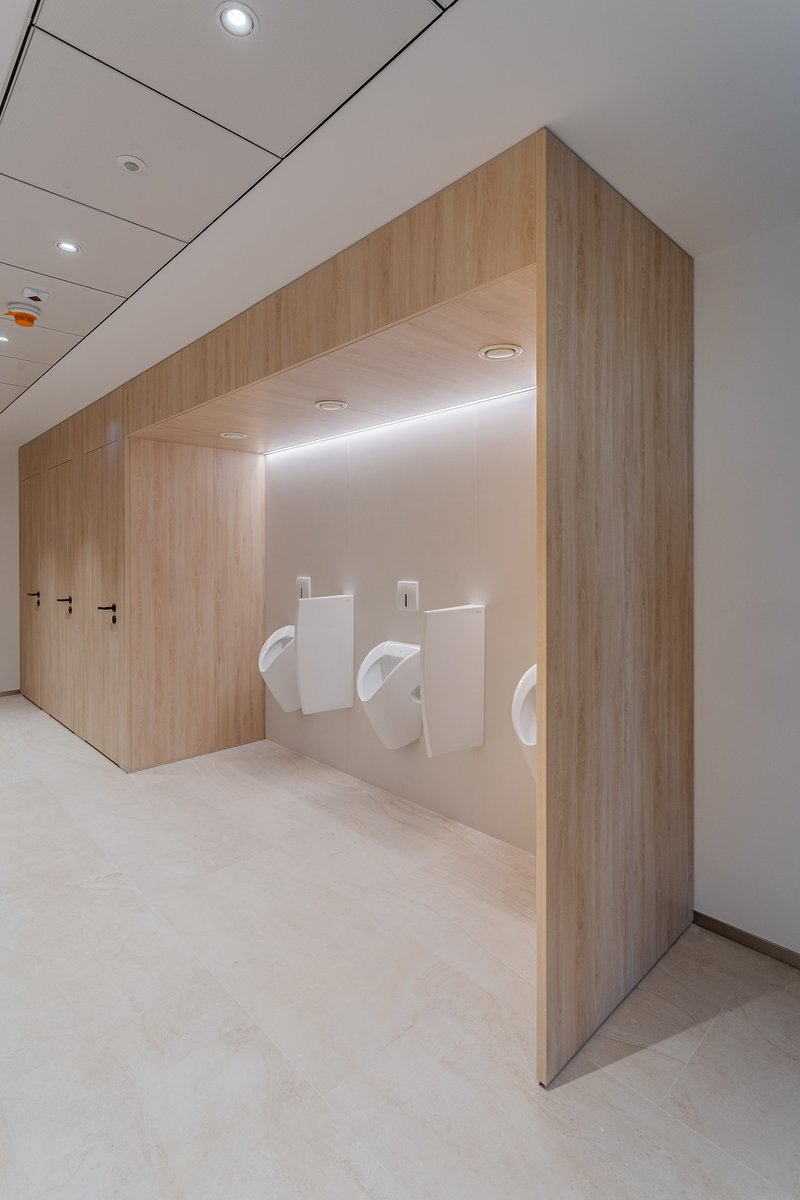 DesignVertical's tweet image. Pentru o importantă clădire de birouri din centrul capitalei, echipa #VerticalDesign a îmbinat eleganța și design-ul minimalist în cadrul compartimentărilor sanitare, adaptându-le cu succes la toate cerințele proiectului. 😊
#design #innovation #designthinking  #projectmanagment