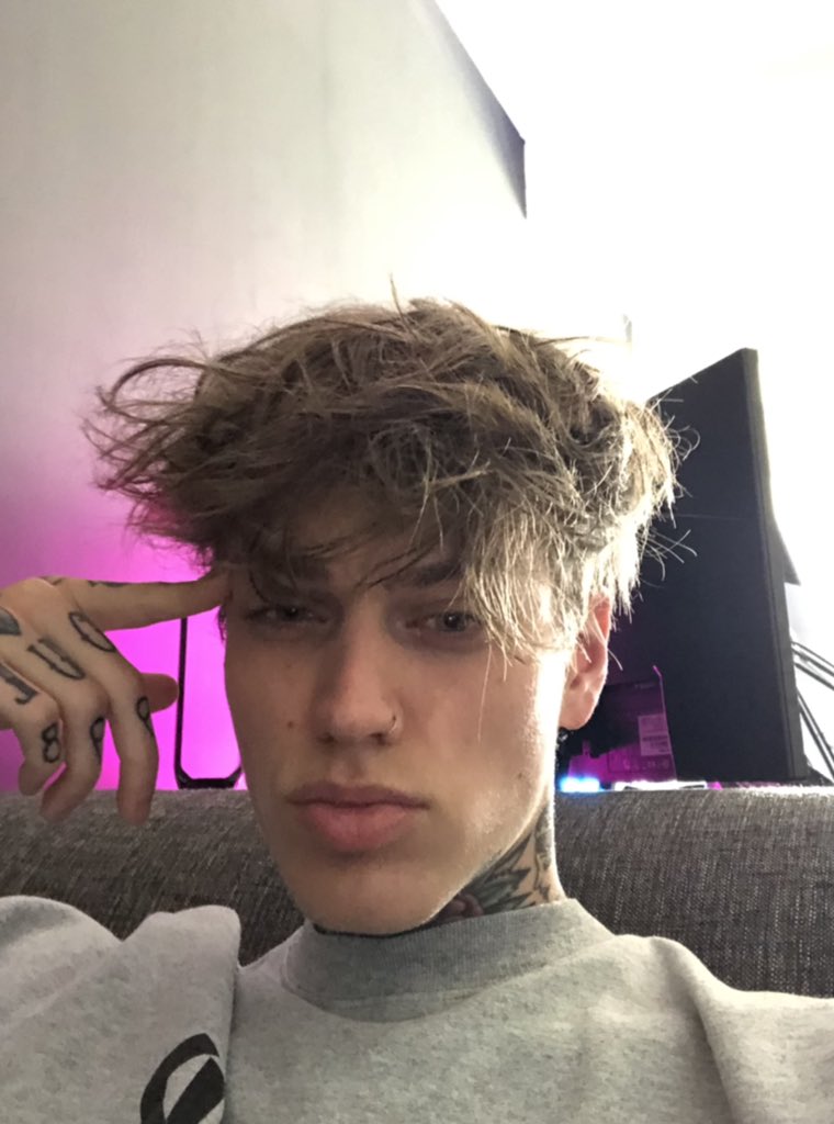 aaron (@itaintaaron) on Twitter photo 