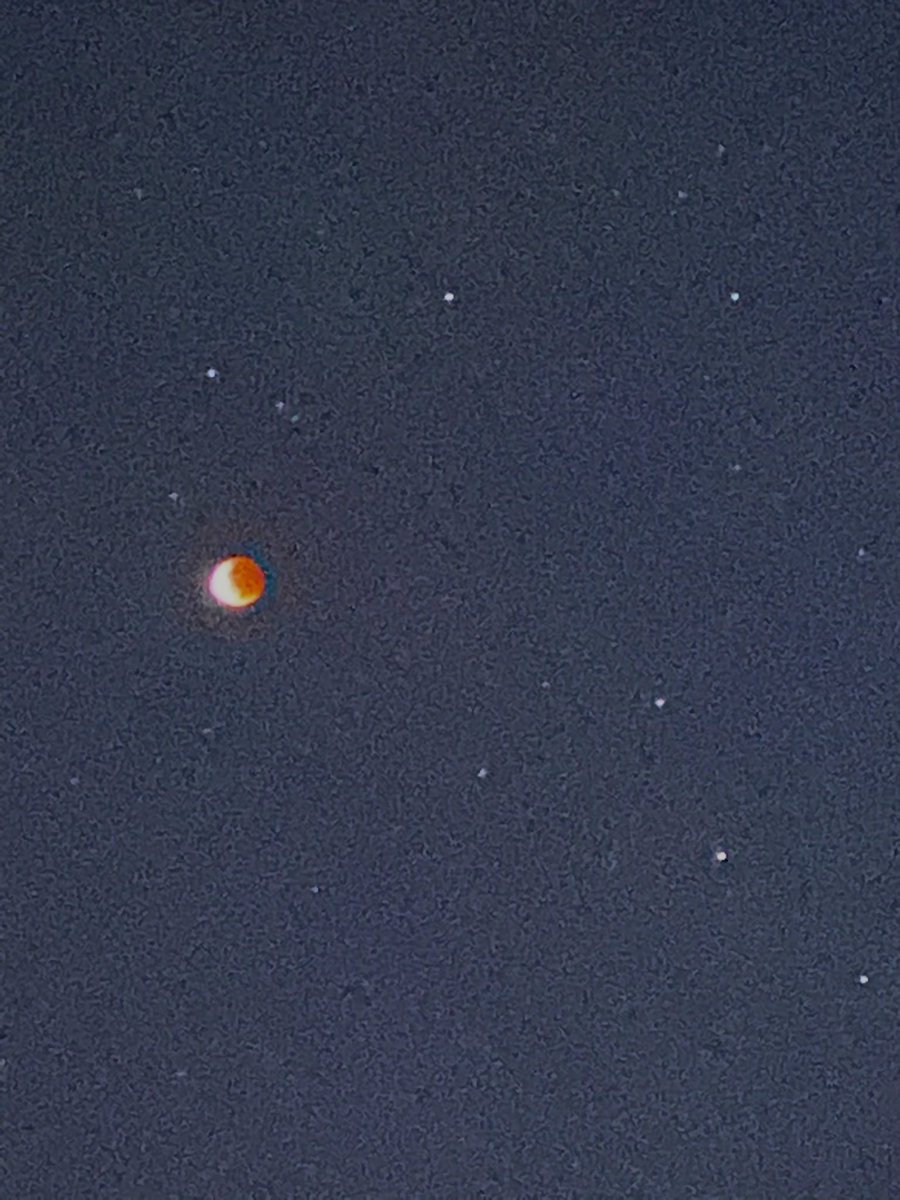 ekinoksie's tweet photo. embraced our exquisite moon today with my sis <3 #BloodMoon #Eclipse https://t.co/SIo0Qdkjqj