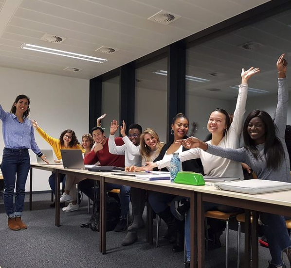 laura_monney's tweet photo. !!! Vous découvrirez ce vendredi la nouvelle FORMATION que je donnerai pour les entrepreneur(e)s fatigué(e)s de se satisfaire du minimum et qui veulent faire passer leur entreprise à un autre niveau (de notoriété, de vente, de fidélisation …) #socialmediamarketing #swissmade https://t.co/UeP2f9y2Og