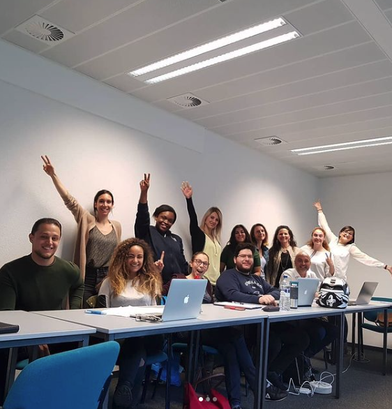 laura_monney's tweet photo. !!! Vous découvrirez ce vendredi la nouvelle FORMATION que je donnerai pour les entrepreneur(e)s fatigué(e)s de se satisfaire du minimum et qui veulent faire passer leur entreprise à un autre niveau (de notoriété, de vente, de fidélisation …) #socialmediamarketing #swissmade https://t.co/UeP2f9y2Og