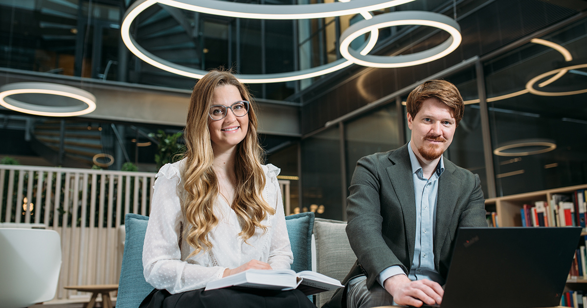 CastrenS's tweet photo. Etsimme jatkuvasti uusia ratkaisuja cassulaisten ruuhkaisen arjen ja työn yhteensovittamiseen. Suzanne Simon-Bellamy ja Jerker Pitkänen kertovat @OikotieVTA  artikkelissa, millaisia kokemuksia heillä on perheen ja työn yhdistämisestä. 

https://t.co/7OgC1U3eum https://t.co/zFBauXWIHP