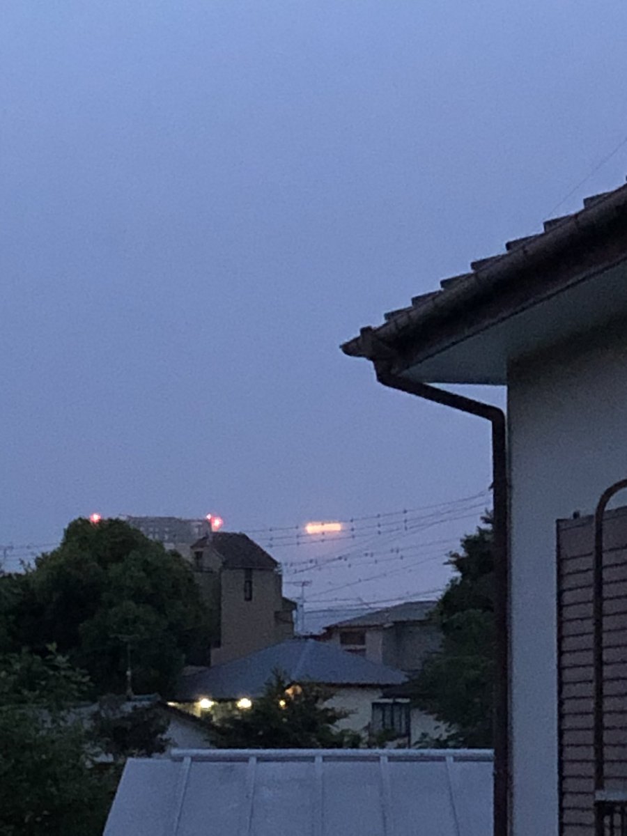 takeshiokuno's tweet photo. 皆既月食@横浜…?
夜7時前にはかろうじて月が見れました。
心なしか下部が欠けてる…かも。
…雲で隠れてるだけかも😅
8時過ぎから1時間粘ってみたけど、今夜の月はイケズでした。
#TotalEclipseOfTheMoon #eclipse #Yokohama #皆既月食 #横浜 #月蝕 #イケズ https://t.co/ag4mMsmjyE