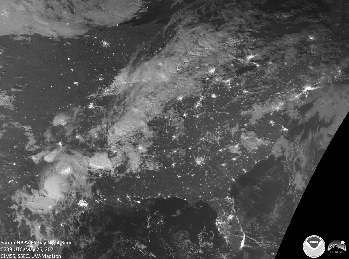 UWCIMSS's tweet photo. Here's a unique "lights-out" view of #Eclipse2021 via satellite with light from the full #supermoon illuminating the U.S. east coast but total darkness for the west coast 3 hours later during the #Eclipse. Amazing that these images are from the same night! Striking comparison. https://t.co/AXRT3kFPiN