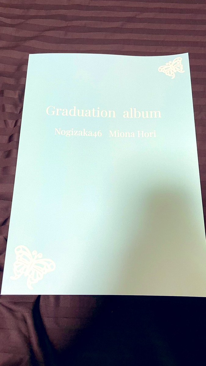 miona_2021's tweet photo. 皆様から頂きました卒業フォトメッセージを入れた、卒業アルバムを堀未央奈さんに贈らせて頂きました🎁
乃木坂46加入から卒業までの活動、メンバーとの思い出が沢山つまった1冊となっております📖✨

＊個人情報保護のため、モザイクをいれております。
＊ページを一部抜粋しております。 https://t.co/TaeIeztjWb