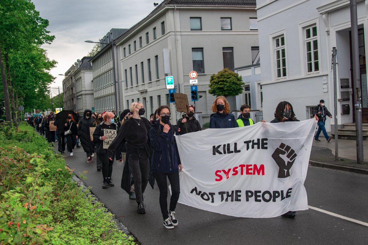 Etwa 250 Menschen haben sich gestern an einer kraftvollen u bewegenden Demonstration anlässlich des ersten Todestages von #GeorgeFloyd beteiligt, um gegen #Rassismus u #Polizeigewalt auf die Straße zu gehen u #Solidarität mit allen Betroffenen auszudrücken. !B 1/3

📷 <a href="/fasteffens/">Fabian Steffens</a>