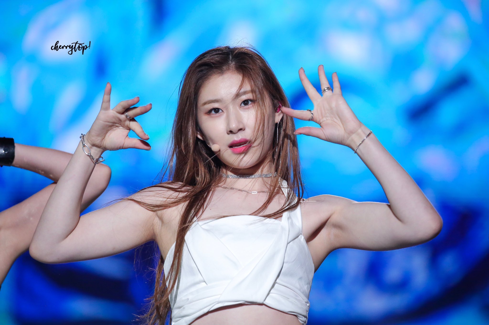 kyle's chaer breakdown era #LOCO! on Twitter: "a thread about chaeryeong  and her addiction to unconsciously flexing it (she sometimes flexes it 😉)  https://t.co/TrLuxxtvHS" / Twitter