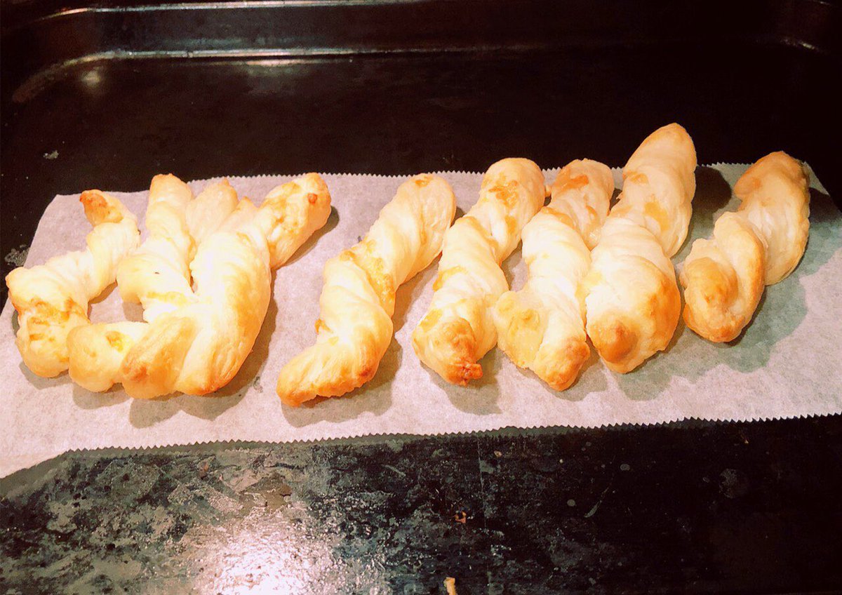 あんずこ 冷凍パイシート 先日の残りは簡単パイに Cheesestickpie チーズスティックパイ 私の作品もっと沢山の人に広がれ祭り Baking Illustration 食べ物イラスト ゆるキャラ イラスト好きな人と繋がりたい 絵日記 癒し系 犬イラスト 毎日絵