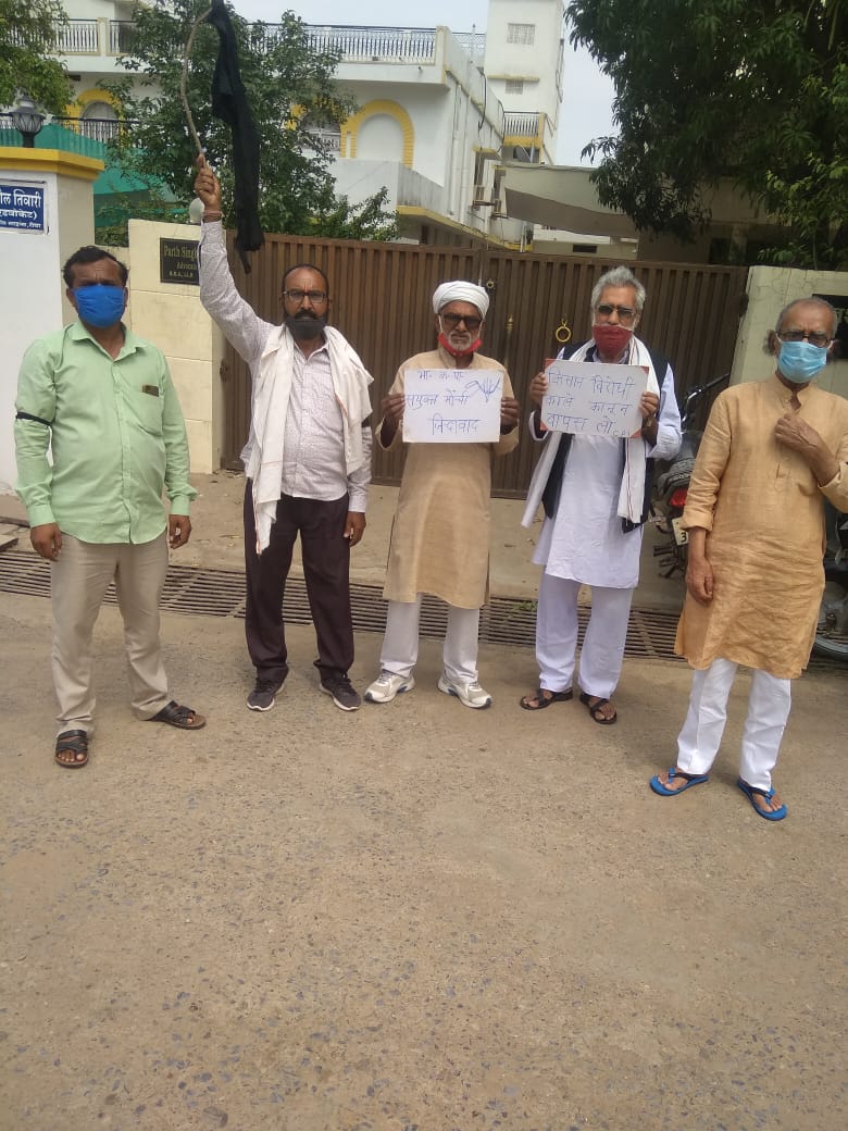 bhaiji1618's tweet photo. Why do you forget that we have a big farmers structure in the world. And you feel,that you can cheat them. Correct yourself.
#Black_Day_Of_Farmers #cpi_with_farmers #MPwith_KisaanAndolan  #nationwideprotest #farmers_protest #Against_Privatization #किसान_मज़दूर_एकता_ज़िंदाबाद https://t.co/dl6QkfGN3H