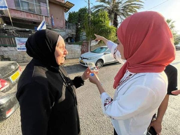 2Bahja's tweet photo. المقدسية مريم الغاوي 
صاحبة البيت الذي استولي عليه المستوطنون قبل سنوات في حي الشيخ جراح 
تحمل صور ابنتها وهي صغيرة داخل البيت قبل سنوات ..
تقول 
"أؤمن بعودتي إلى بيتي وسأطهره وأعقمه بعد خروج المستوطنين منه"
#فلسطين_قضيتي https://t.co/VGfMxArKMN