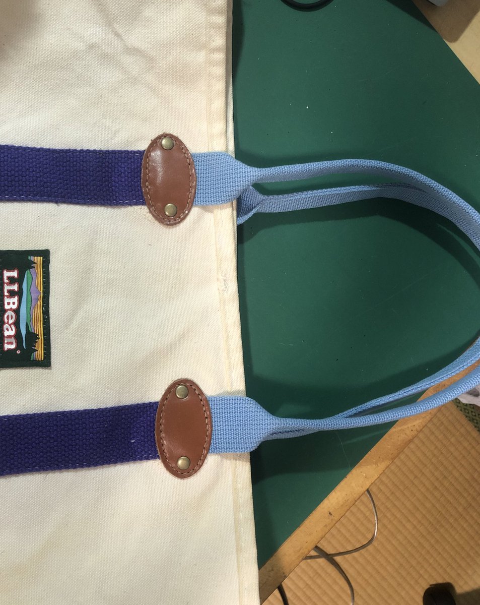 Chino1582613's tweet photo. トートバッグのお直しを頼まれました。
持ち手部分を取り替えて、補強しました。革部分は手縫いしました。
今回のは、ちょっと大変でした💦
納得してもらえるといいのですが…。

 #ハンドメイド
 #お直し
 #トートバッグ
 #LLbeam https://t.co/wSWCuGl66H