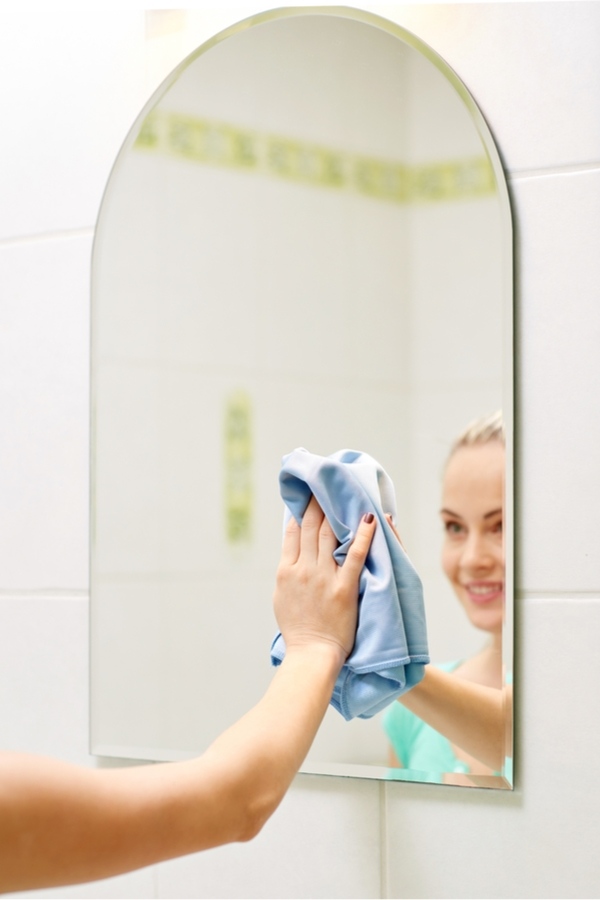 Streaky mirrors?
Sprey glass cleaner in an even mist across the cloth’s surface, start at the top corner of the mirror and wipe in a zig-zag pattern. ✨

Request a quote today and receive 20% OFF your first cleaning*

greenhauscleaning.com/request-a-quot…

*First-time clients only.