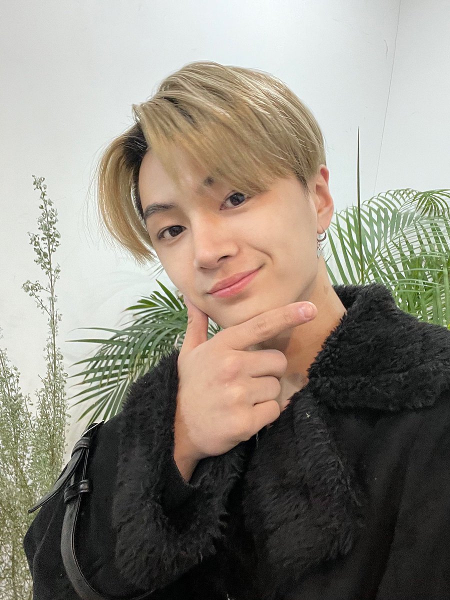 LugunSharon's tweet photo. Please appreciate jay not only as an idol but as a human also he has feelings too🥺 Jay is like a rare flower that we only recieve once, Jay has multiple hobbies and talents. Gwaenchana stay there a bit more🎐 there’s so so much to give him.He's not a meme please😭💔 #Respectjay https://t.co/llyQ4Pwpdx