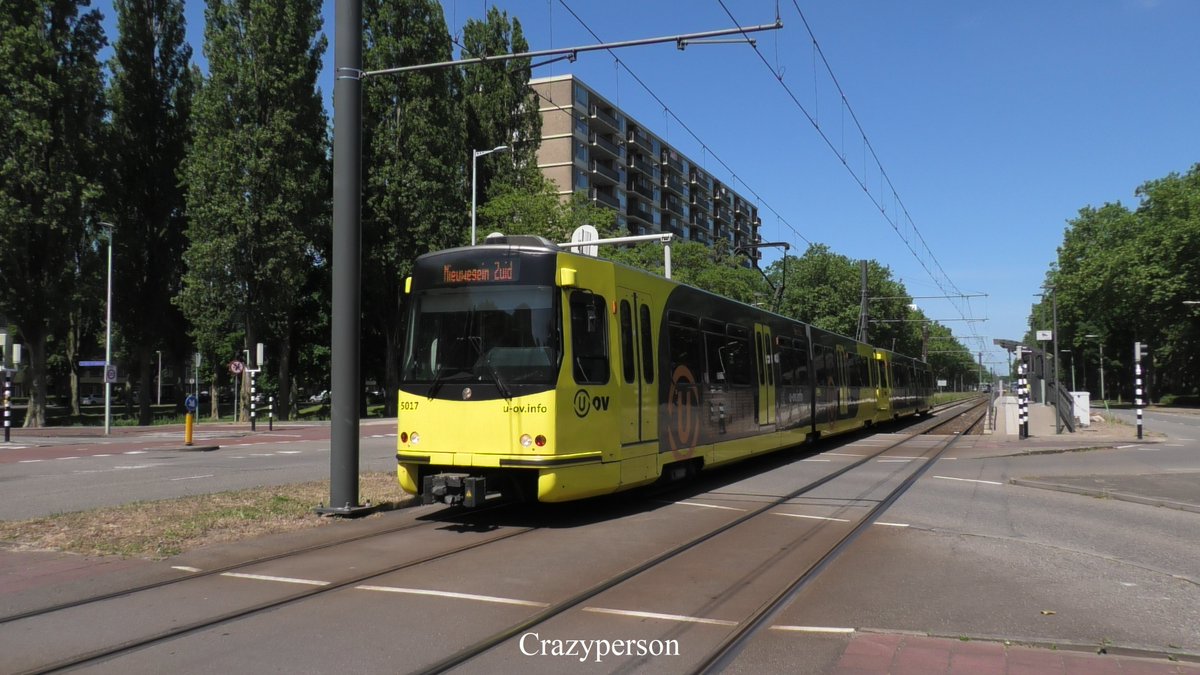Spotter_OV_Rdam's tweet photo. @Toekjetoek @RegiotramU @Gem_Nieuwegein @gem_ijsselstein @UOV_info @EditieNL @rtvutrecht @IJsselstein_20 Z.s.m. spoorbomen plaatsen. De oude tram kon wel tegen een stootje. #Nieuwegein #sneltram https://t.co/fFCS3TiVQW