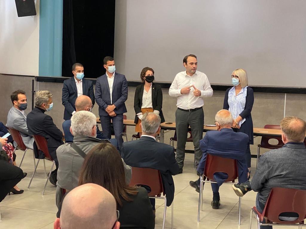 En soutien de <a href="/laurentwauquiez/">Laurent Wauquiez</a>  à Décines avec <a href="/FautraLaurence/">Laurence Fautra</a> <a href="/JeremieBreaud/">Jérémie Bréaud</a> 💪🏼