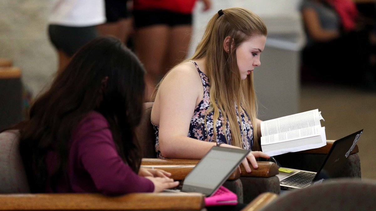 MarketingCSUSB's tweet photo. #JHBCImpact
#yoties #jhbc 

#CSUSB continues to help students save money through the Affordable Learning Solutions program 🐺 🐾 💙 🖤 
Read more: https://t.co/WBeZfqEVB7 https://t.co/Dy82aTC4Xr