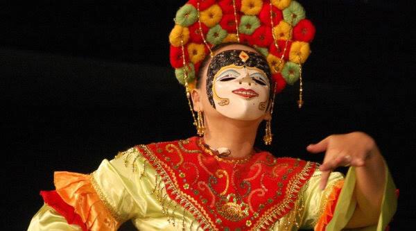 Malem Bekasinians!!
Seperti biasa di hari Rabu, waktunya ngebahas sejarah 😄

Kalau biasanya ngebahas tentang sejarah sebuah tempat kali ini Minbek mau bahas hal lain yaitu tari tradisional khas Bekasi. Ada yang tau kira-kira tari apa ini?