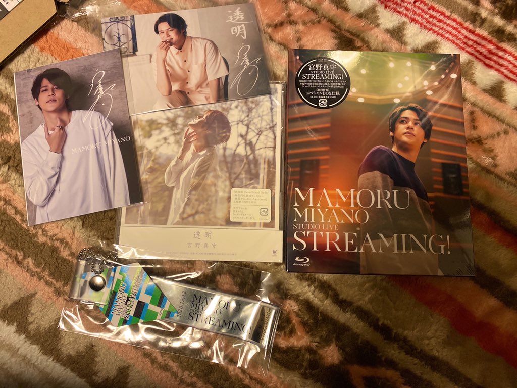 snowanjel1's tweet photo. 仕事終わって、届いてたCDたちを開封!!
ジャケットがホント素敵すぎる……マモちゃん発売おめでとう✨✨
#宮野真守 #透明 #MMstreaming
#キャメロット https://t.co/NkzQzhnODt