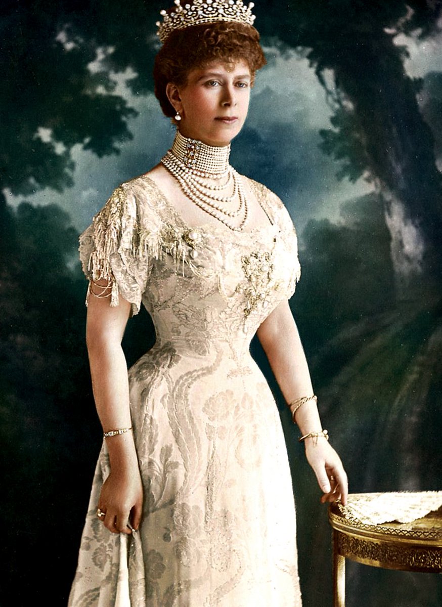 90Filippova's tweet photo. On this day 154 years ago Her Majesty,  British Queen Mary was born 👑🇬🇧. #britishroyalfamily #queenmary #OnThisDay #retrophoto #History @RoyalFamily https://t.co/GCJrSjAqEx