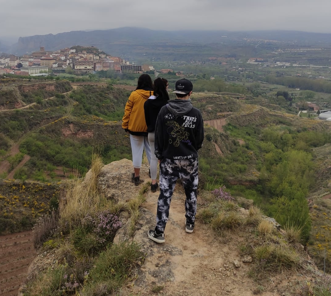 FundDiagrama's tweet photo. Las personas atendidas en los pisos de acogimiento #Leza, #Jubera, #Cidacos y #Alhama de Logroño visitan el conjunto rupestre de Los Palomares de Nalda.
https://t.co/hZc8WAyaaP https://t.co/zozhz0P1G1