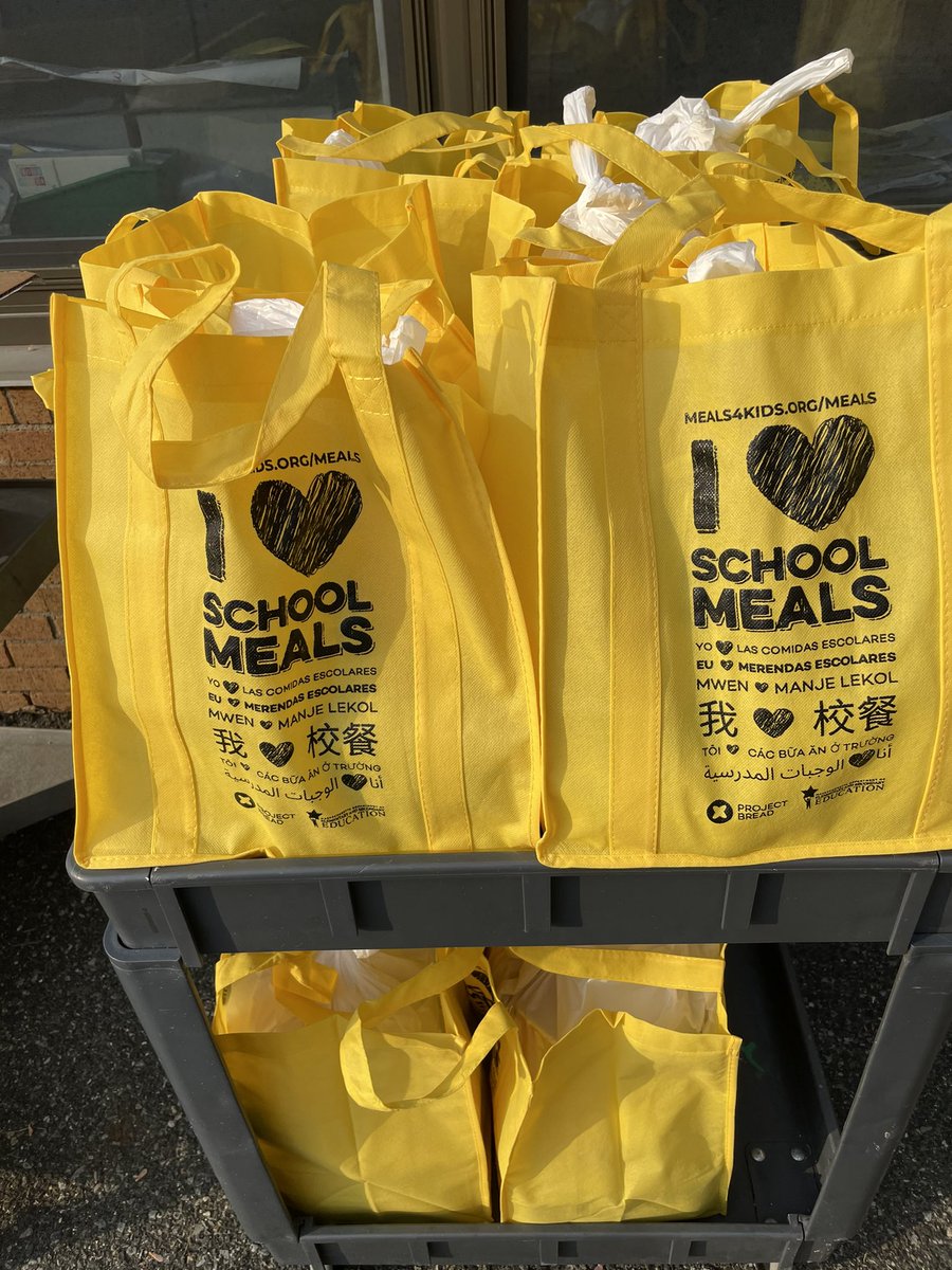 UPSNutrition's tweet photo. Feeding students in school and the community! Thanks for the bags #projectbread https://t.co/6NRKQUffQJ