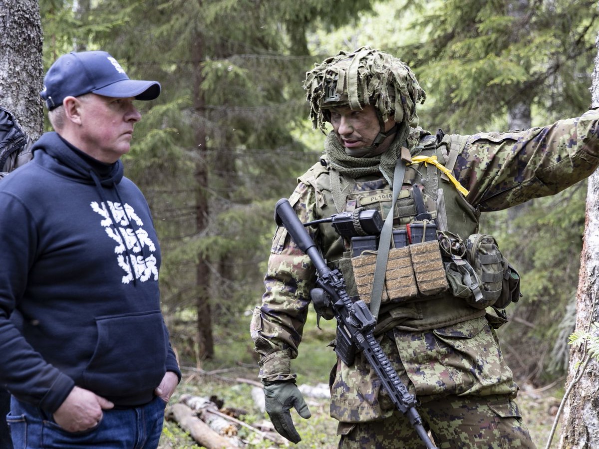 MoD_Estonia's tweet image. "Spring Storm is the ultimate example of cooperation and interoperability – where active duty, conscripts, reservists and Allies exercise to defend Estonia,” stated 🇪🇪 DefMin #KalleLaanet during his visit to the largest annual @Kaitsevagi exercise #SpringStorm. #WeAreNATO