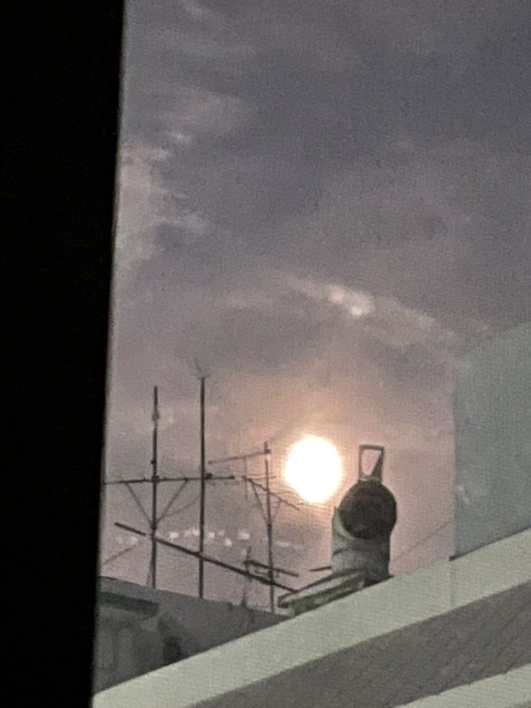 달이 이제야 보이는 것인디요,,