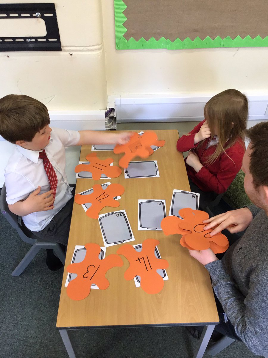 KingswayKS1B's tweet photo. Matching the gingerbread men to their baking trays, ready to go in the oven! #SimmsCrossMaths https://t.co/72Reb451YV