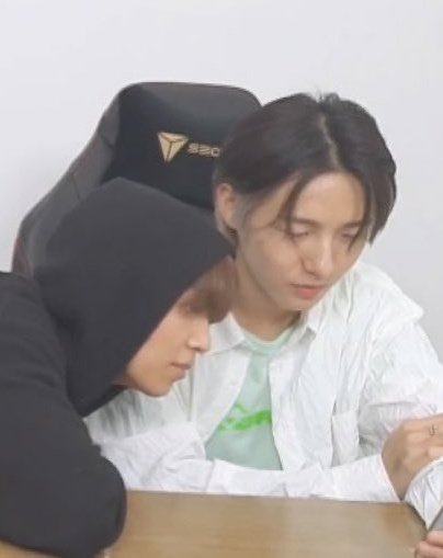 colourmeingold's tweet photo. ## ps i wrote about you
renhyuck au

hc is an au writer and rj is his fan. one day, hc accidentally posts his selfie on his twt and rj is shocked to know that his favorite au writer is his irl bestie https://t.co/Z0Ib5w25z5