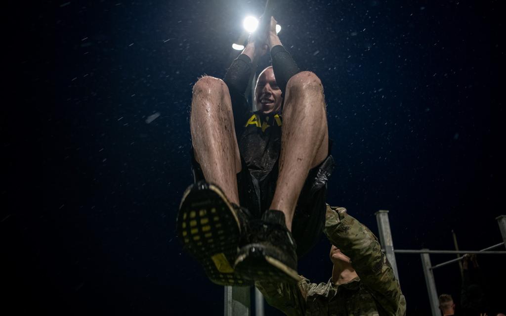 USArmy's tweet image. 🎵 Up in the morning, all day... 🎵 

An #ACFT in the dark and in the rain! 

You know it&apos;s a good #training day for these Fort Sill Diamond Brigade Soldiers!  

#ArmyFit | #BestWarrior