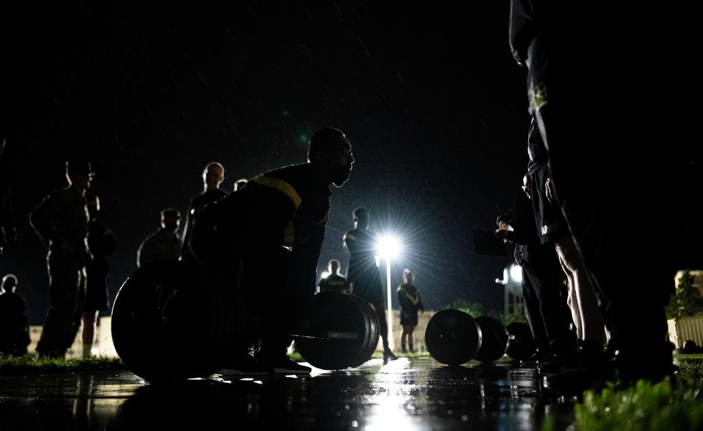 USArmy's tweet image. 🎵 Up in the morning, all day... 🎵 

An #ACFT in the dark and in the rain! 

You know it&apos;s a good #training day for these Fort Sill Diamond Brigade Soldiers!  

#ArmyFit | #BestWarrior