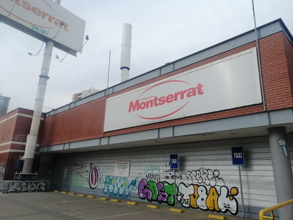 ¡Le mienten a los vecinos de Ñuñoa! La Inmobiliaria Santander (Grupo Bada) dueños del Montserrat de Irarrázaval puso 2 letreros diciendo que remodelarán el supermercado. Esto es FALSO. Construirán una torre de 14 pisos y 5 subterráneos. @_kagemusha_ <a href="/Labarrera_/">Rodrigo Labarrera</a> <a href="/siliconvalle/">Siliconvalle</a>
