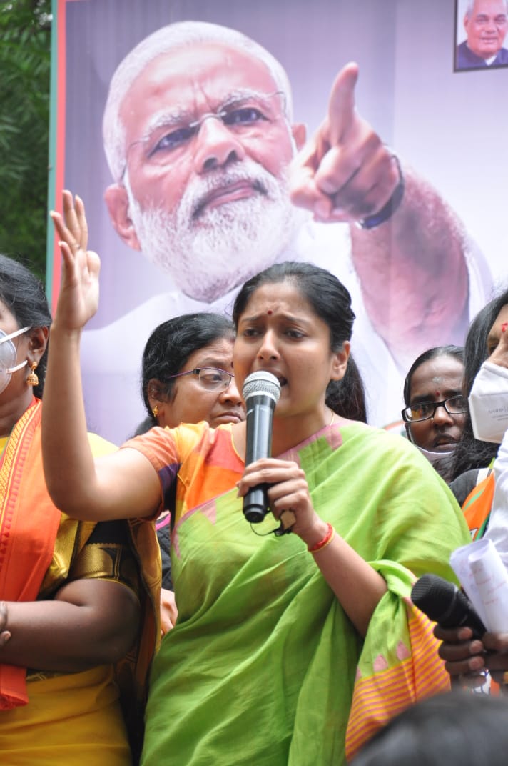 catchvp's tweet image. Here is the four horsemen of Tamil right wing bullshitters.

Three of them related to PSBB.
1. Pushes ARR to tell the world it is PSBB that thought him decorum. Doesn&apos;t allow him to narrate discrimination.
2. 
3. Mental Gymnazi. Catching up with 2.
4. Neofemme right wing patriot