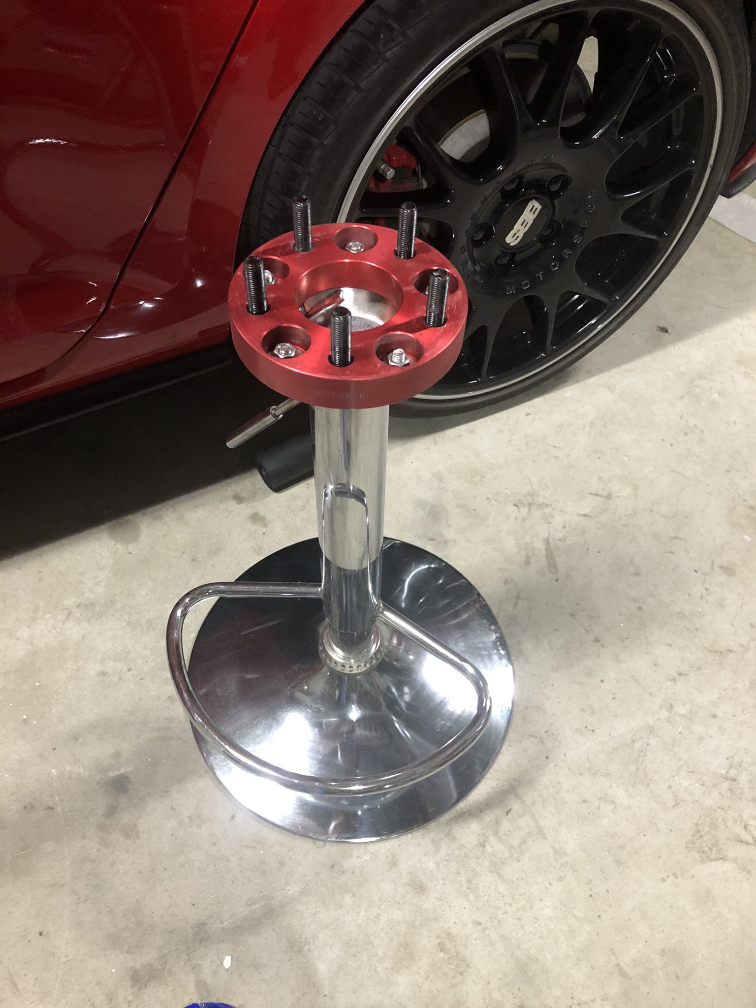 きいちベース 家にあった使わないホイールとカウンターチェアでホイールテーブルを作成 ワイトレ 赤いパーツ だけネットで中古を買いました 穴開けの位置決めに少し手こずったけど他は意外とよくできた あとはアクリル板を注文して乗せれば完成