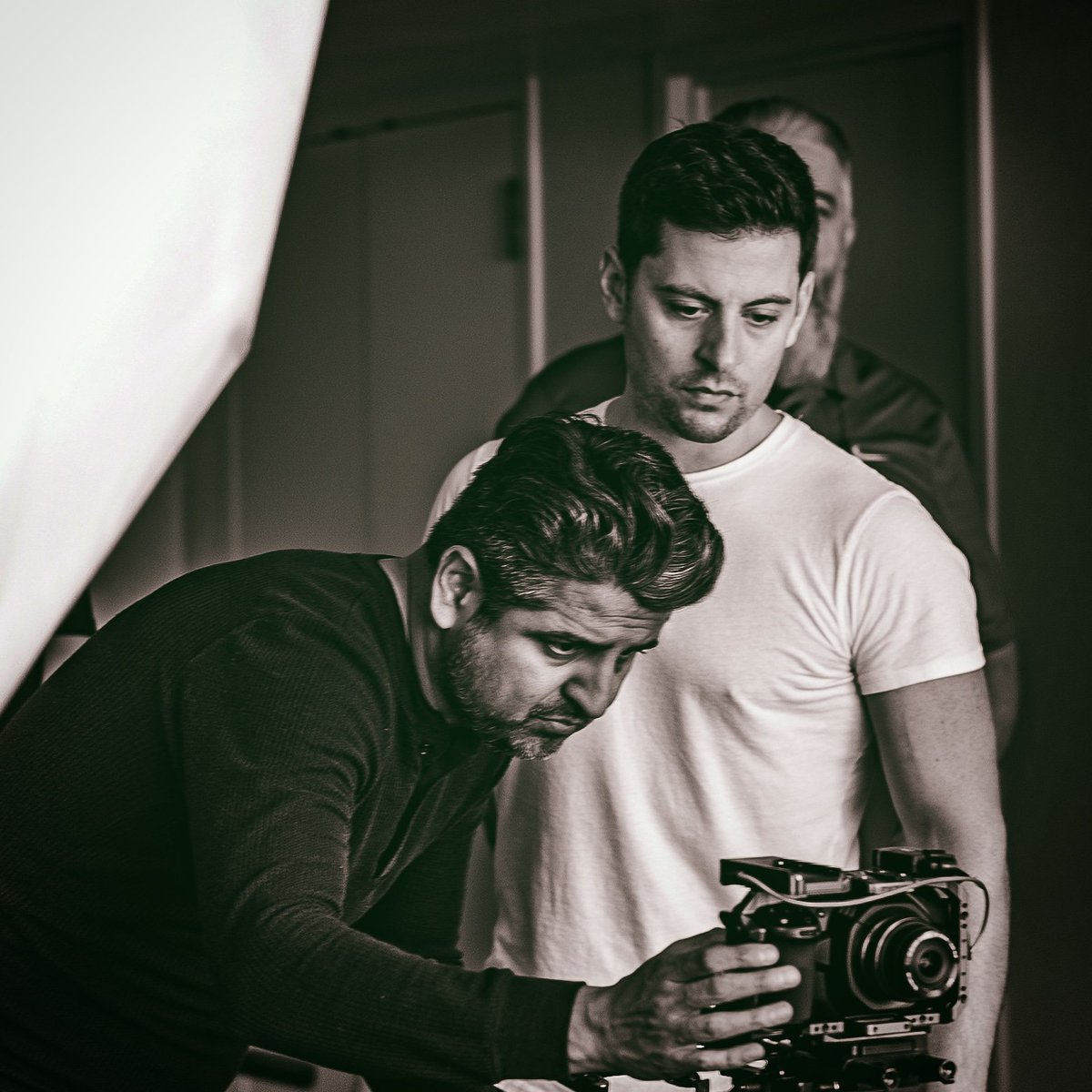 JPD224's tweet image. Pretending I'm working. 🎬 👻 

#actor #onset #bts #photography #btsphotographer #crew #feature #film #movie #action #director #theghost #handcannonproductions #thunderknockstudios #sony #sonycamera #sonya7s #zeiss #sonyalpha #zeisslens #filmmaker 

Photo | @tophersdopher