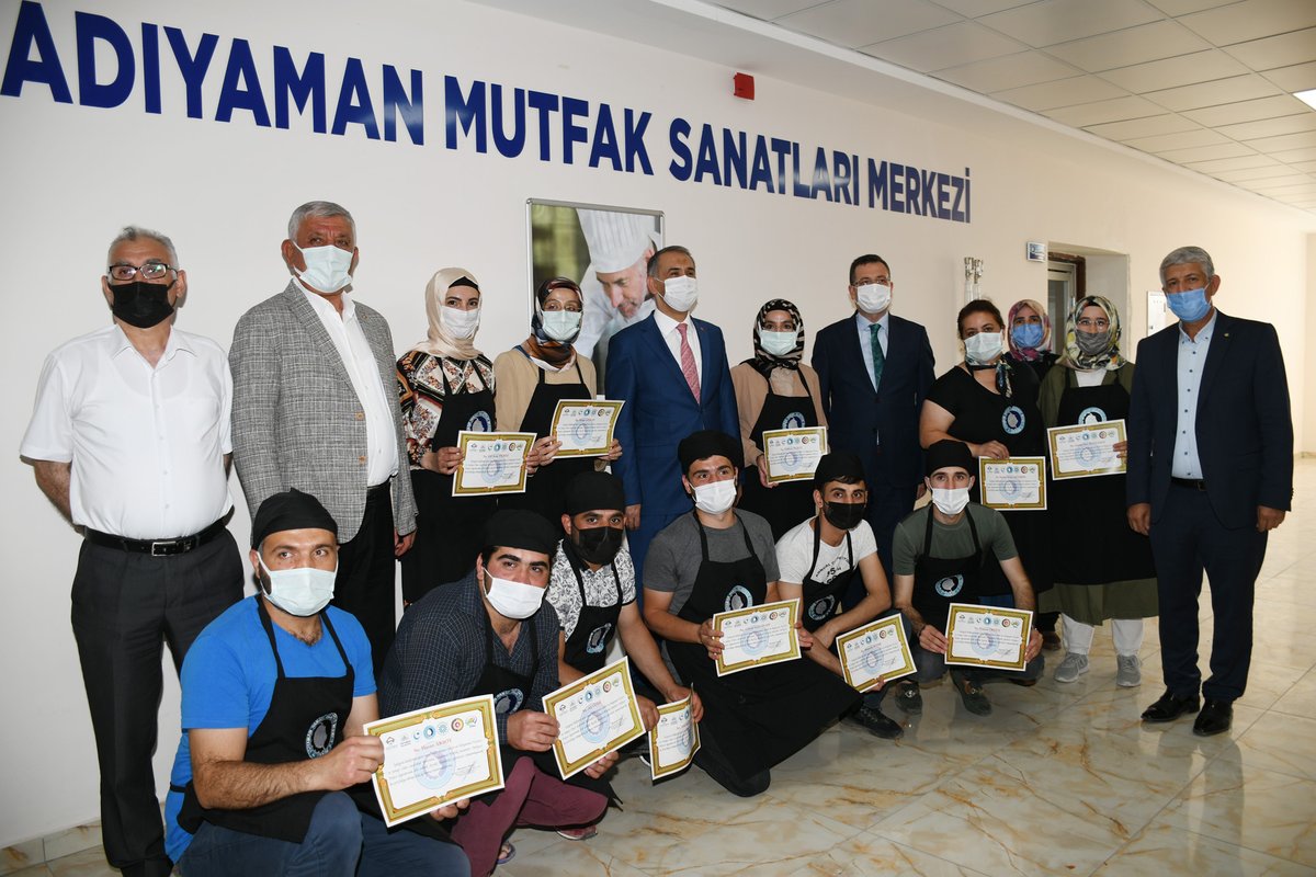 adiyamantso's tweet photo. @adiyamangovtr @AdiyamanBelTR @adyu2006, @ikaorgtr Ticaret ve Sanayi Odası ve OSB Başkanlığı’nın ortaklığında kurularak Odamız koordinasyonunda hayata geçirilen @Atsomem Konfeksiyon ve aşçılık kursiyerlerine sertifikaları verildi.
@metingunay02 @mahmutcuhadar4 @mustafauslu_02 https://t.co/nEebhjd1AV