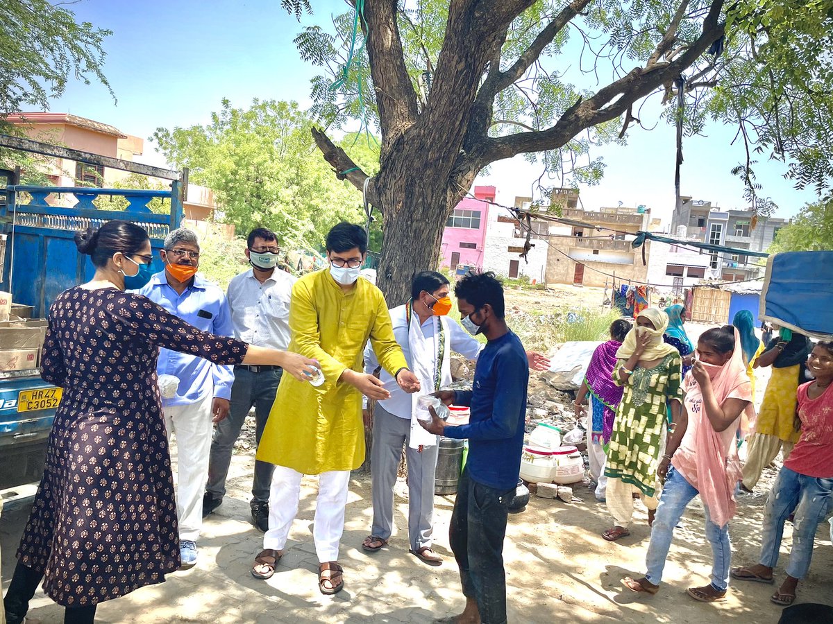 SidharthYadavIN's tweet photo. आज पिताजी एवं कारगिल युद्ध के प्रथम शहीद सुखबीर सिंह यादव जी के 22वे शहीदी दिवस पर पैतृक गाँव धामलावास में नियमों का पालन करते हुए परिवार जन के साथ अपनी श्रद्धांजलि अर्पित की एवं हवन में शामिल हुआ। कोरोना महामारी को देखते हुए ग्रह ज़िले रेवाड़ी में ज़रूरतमंदों को भोजन वितरण किया। https://t.co/q4cskOGM8l