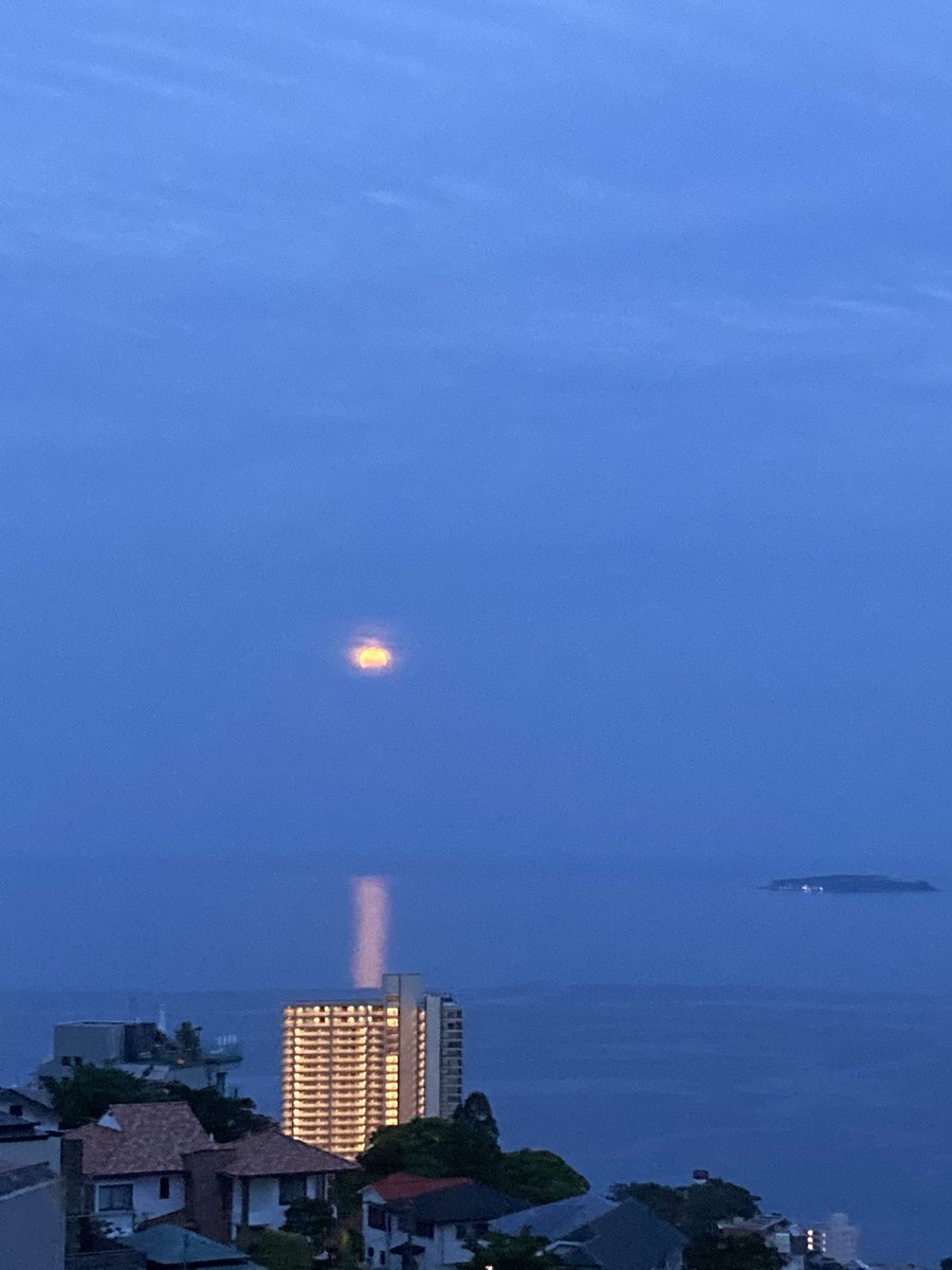 Skies129's tweet photo. Lunar eclipse #lunar #eclipse #moon #moonlight #sea #view https://t.co/QajXD4DCcD