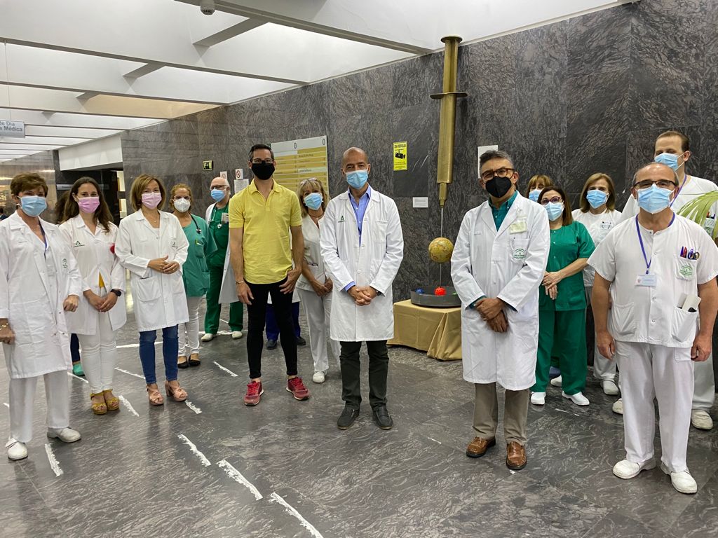 HUReinaSofia's tweet photo. 👏 ¡Gracias al escultor #SamuelEscobar por cedernos esta obra en agradecimiento a los profesionales durante la pandemia!
🏥 Expuesta en el vestíbulo del Hospital Provincial, han asistido la Dirección y profesionales de las Unidades #Covid.
📲 #Instagram👉 @elartedetransformar1 https://t.co/yHTZ75zi2M