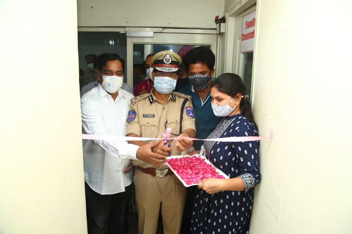 Dramchandram's tweet photo. KTR inaugurates -Project Ashray’s — Extended Capacity 50 to 100 beds, 6 bed Bridge ICU Facility and In-house-Lab.  #FreeMedicalCovidCareFacity #ProjectAshray #ZeroCostMedicalCovidCareFacility @KTRTRS @BharaniAroll @EktaVVerma @cyberabadpolice @COVIDNewsByMIB https://t.co/0aUecYbufW