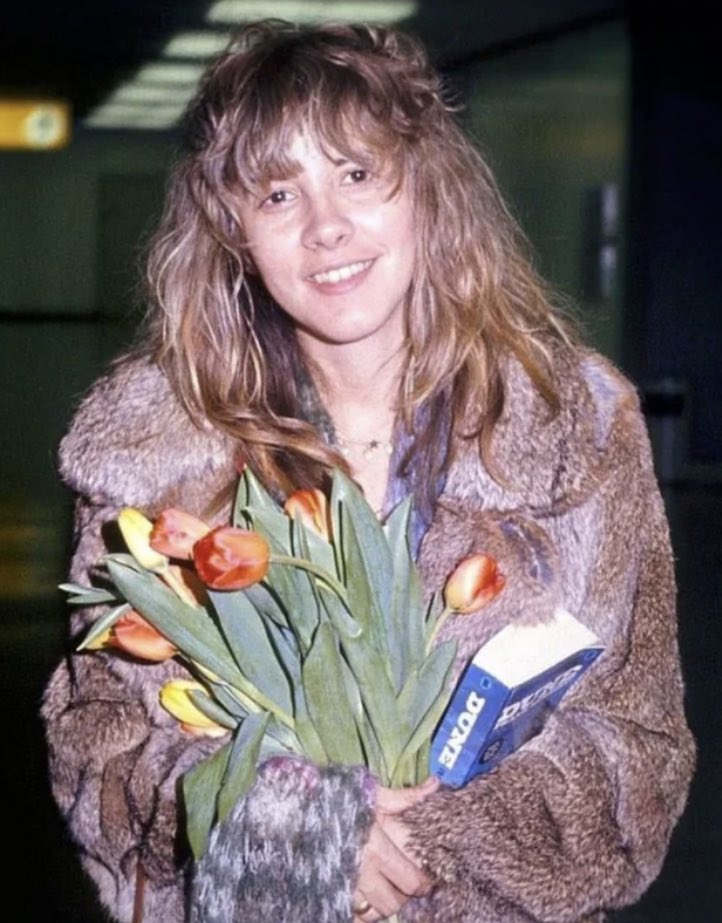 Happy birthday our Bene Gesserit sister, Stevie Nicks.
Seen here in 1977 with a really great book. 