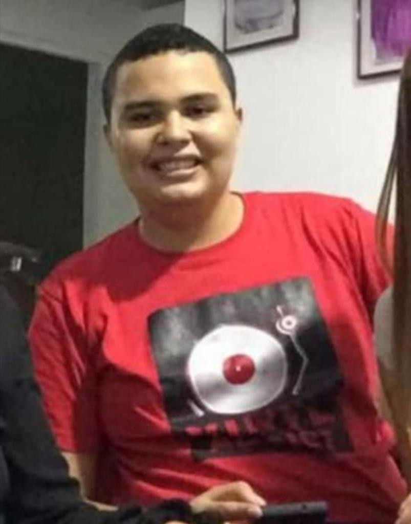 CamiloRomero's tweet photo. Anoche en Tuluá mataron a Camilo Arango, estudiante de derecho. 

El desgobierno de @IvanDuque se pronuncia frente a quema de edificio pero no frente al asesinato del joven.

Los dos actos son condenables, pero no se puede lamentar lo uno y no lo otro. La vida es más importante! https://t.co/ZJOhiygO3q