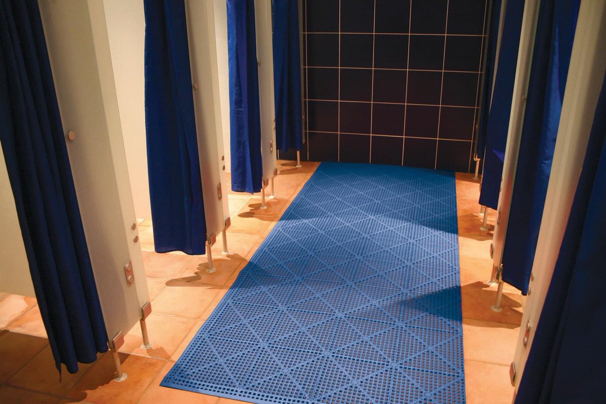 mattingsolution's tweet photo. Our Flexible Anti-Slip Mats are perfect for any wet areas, to help prevent any trips/falls, as these costs millions to employers in the UK every year! Areas which can benefit from these may be swimming pools, changing rooms, gyms and showers ect. https://t.co/MNd8duhoDF