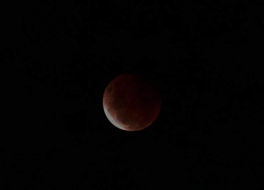 walker02197's tweet photo. #LunarEclipse2021 #bloodmoon2021  thank you po sa camera https://t.co/V0OKBzphj2