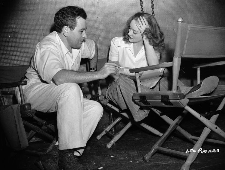 iescobar98's tweet photo. La Loba (1941), del siempre genial William Wyler, es un excelente ejemplo de composición e iluminación en un filme. Wyler utiliza elementos como la profundidad de campo o la iluminación para representar la condición -tanto social como moral- de sus personajes. Por ejemplo: https://t.co/u6k24QhJdo